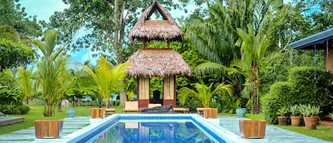 Una piscina al aire libre, tumbonas