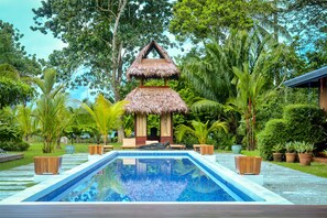 Una piscina al aire libre, tumbonas