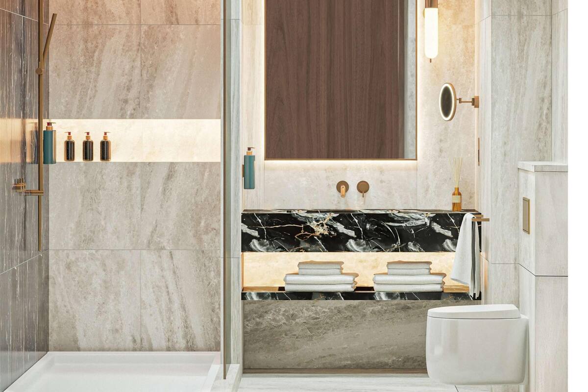 Un baño moderno con lavamanos de mármol, un espejo grande y una zona de ducha.