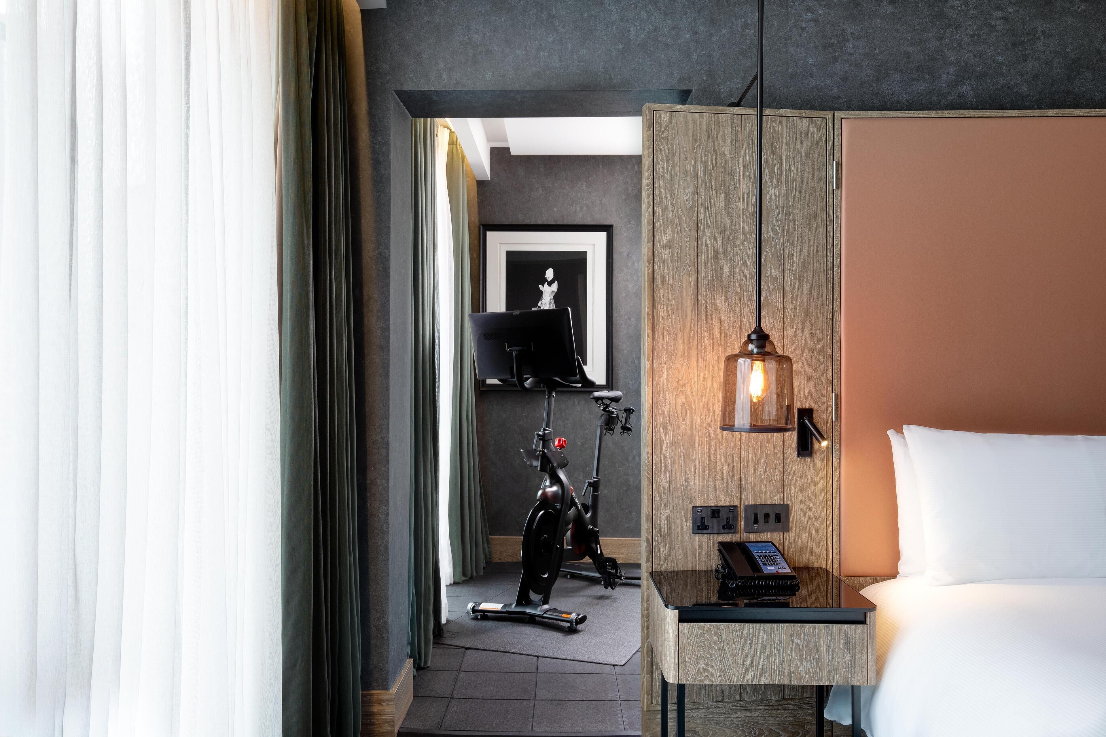 Chambre, 1 très grand lit (w/ Peloton Bike) | Literie de qualité, coffre-fort pour ordinateur portable, bureau