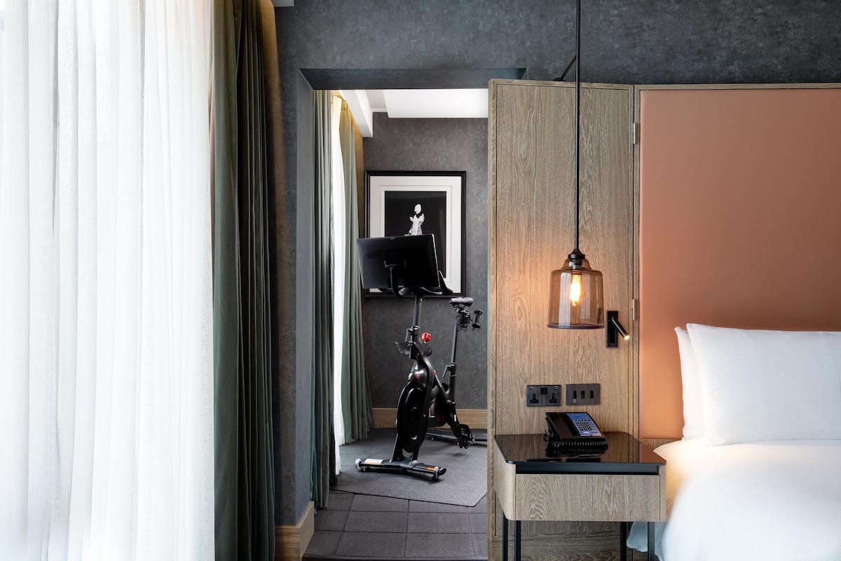 Chambre, 1 trÚs grand lit (w/ Peloton Bike) | Literie de qualité, coffre-fort pour ordinateur portable, bureau