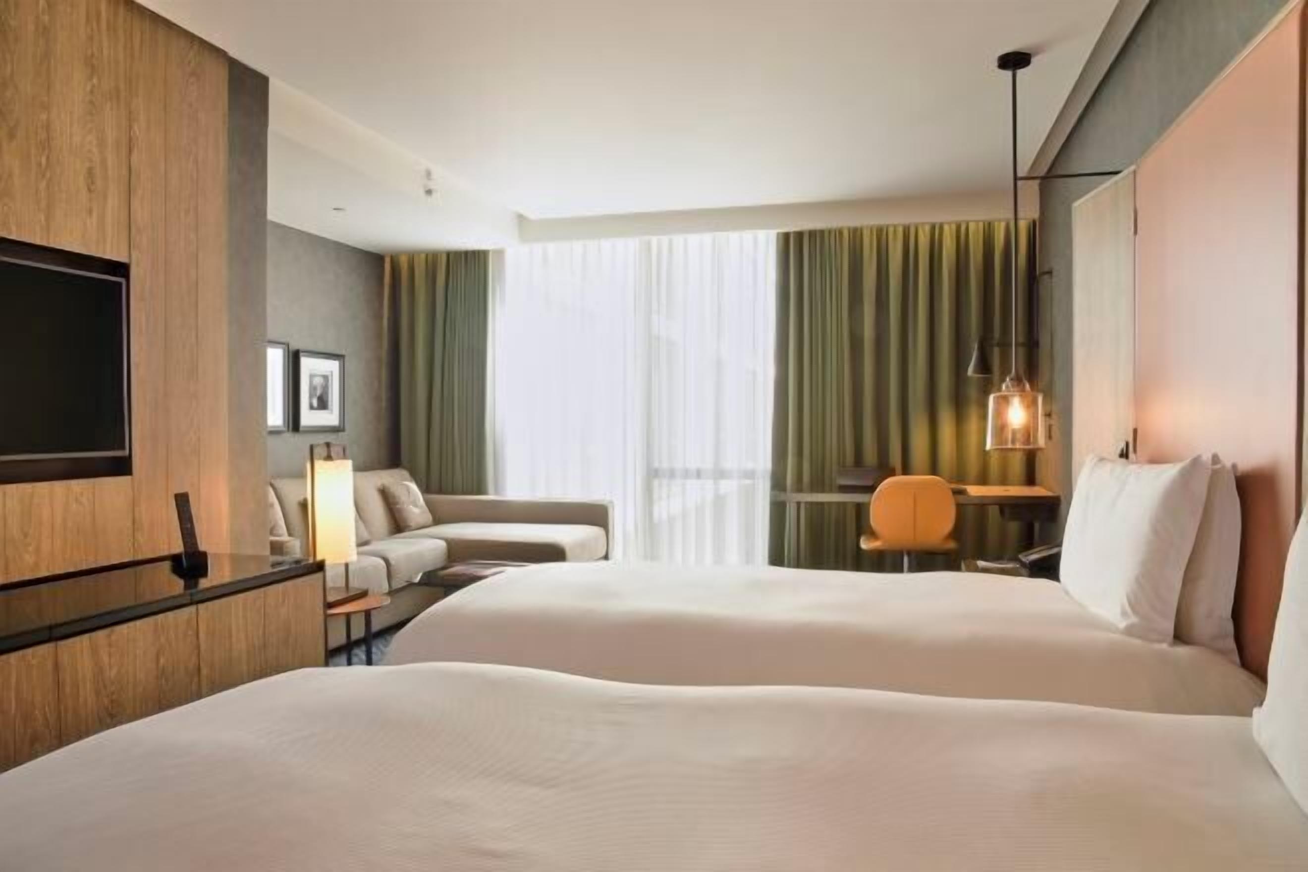 Roupas de cama premium, cofres nos quartos, escrivaninha