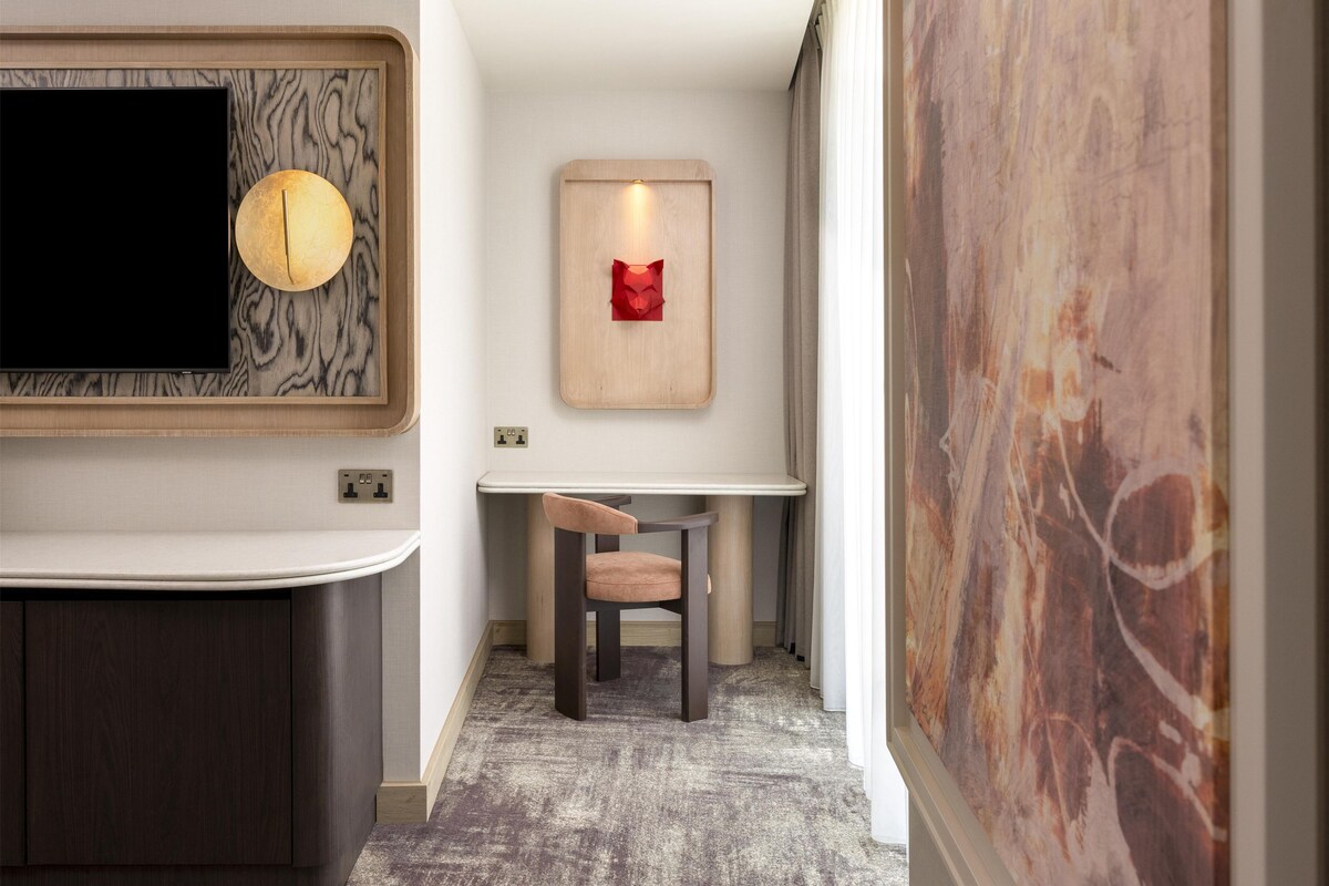 Premium bedding, in-room safe, desk, laptop workspace