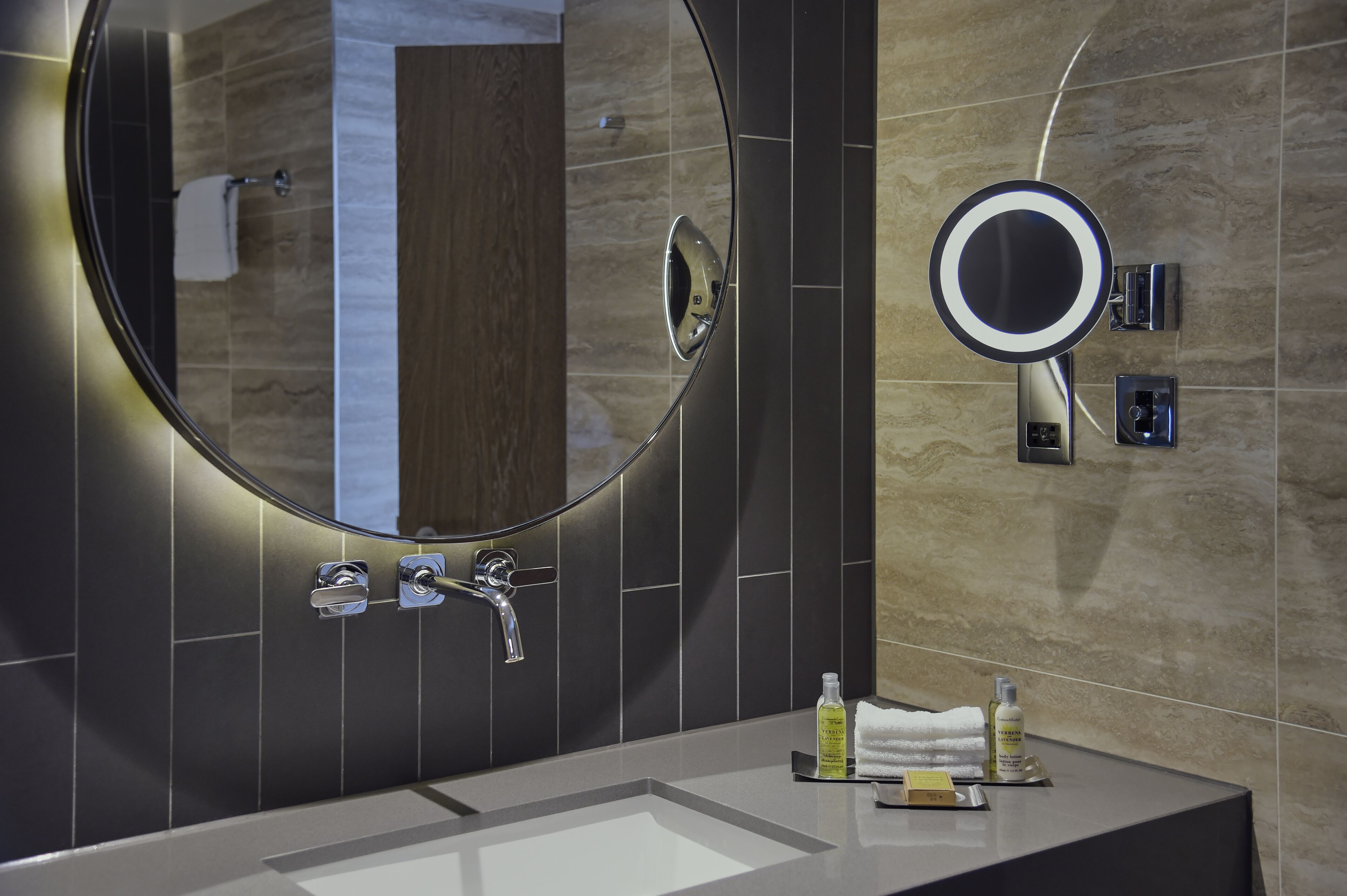 Douche cascade, articles de toilette (gratuits), séchoir à cheveux