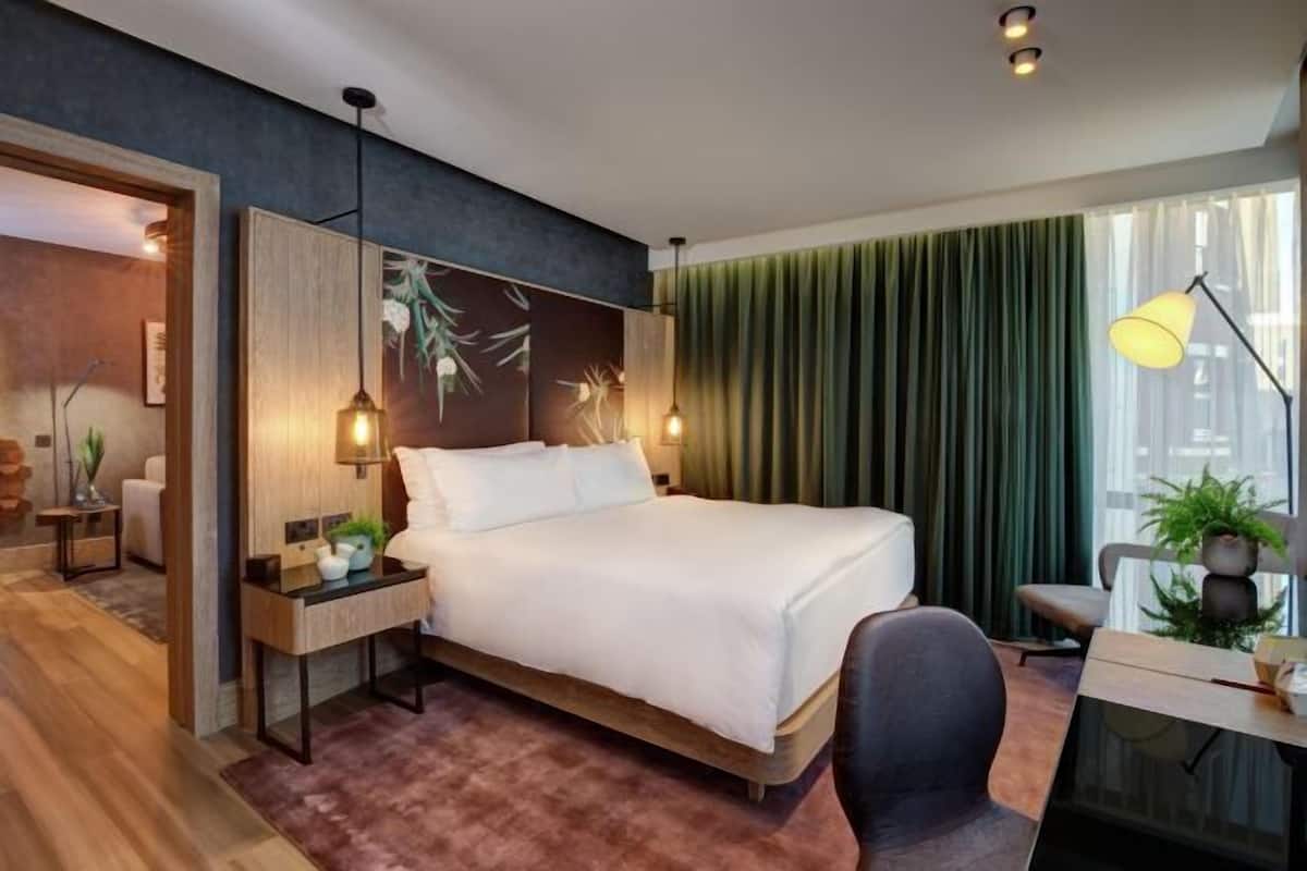 Premium bedding, in-room safe, desk, laptop workspace
