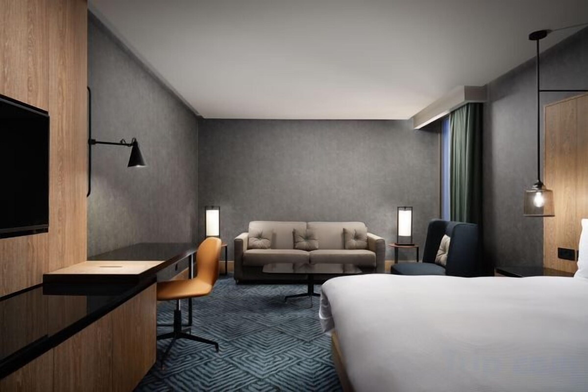 Premium bedding, in-room safe, desk, laptop workspace