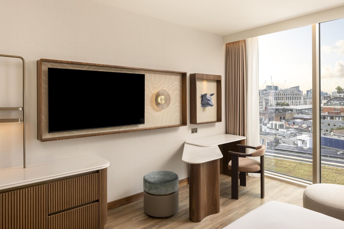 Executive Room, 1 King Bed-Lounge Access | Premium bedding, in-room safe, desk, laptop workspace