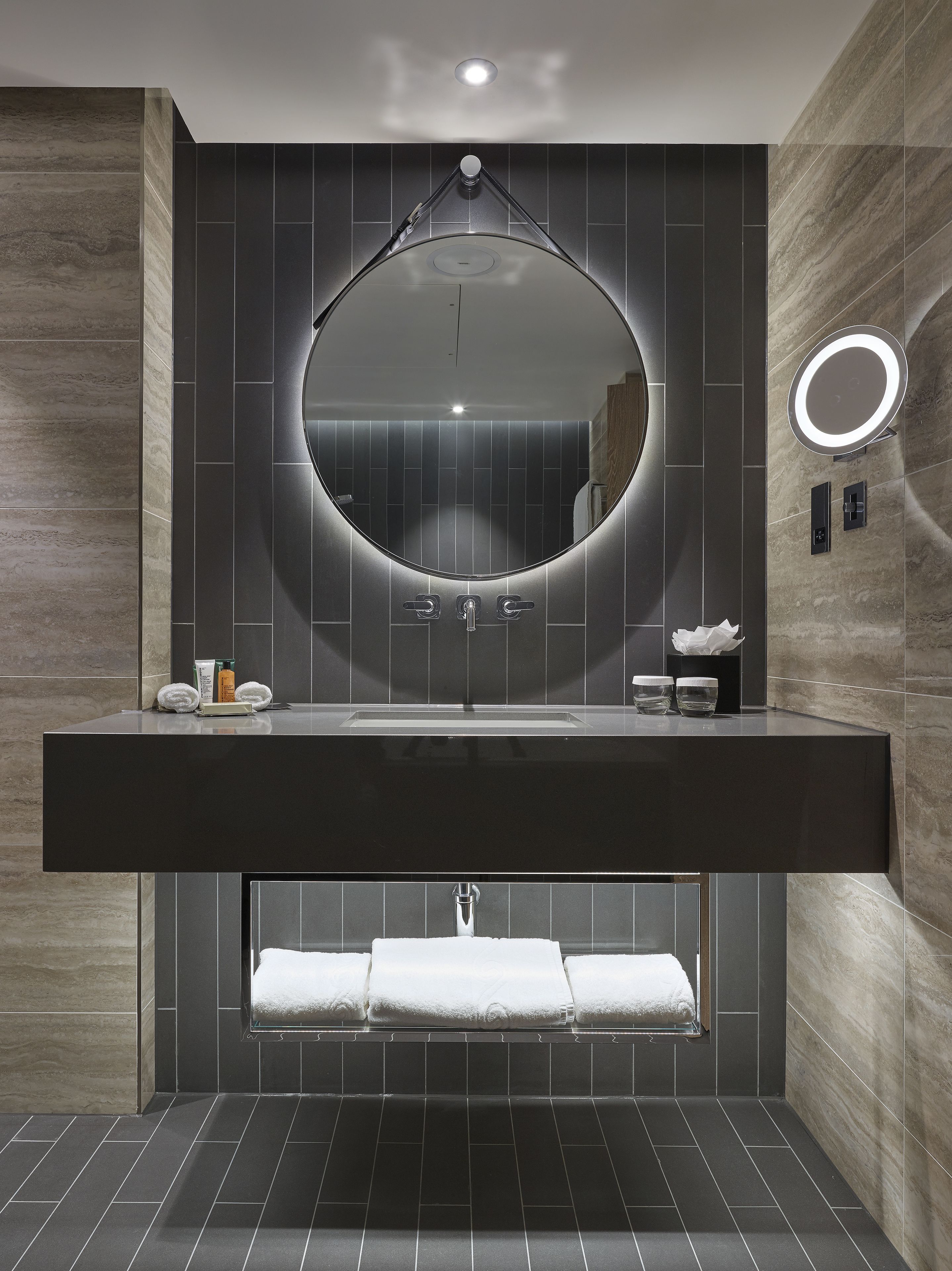 Douche cascade, articles de toilette (gratuits), séchoir à cheveux