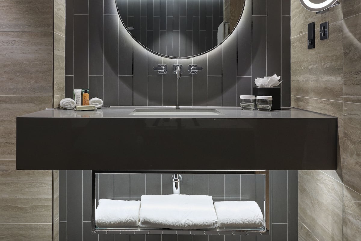 Douche cascade, articles de toilette (gratuits), séchoir à cheveux