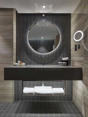 Rainfall showerhead, free toiletries, hair dryer, towels - Hilton London Bankside (London)