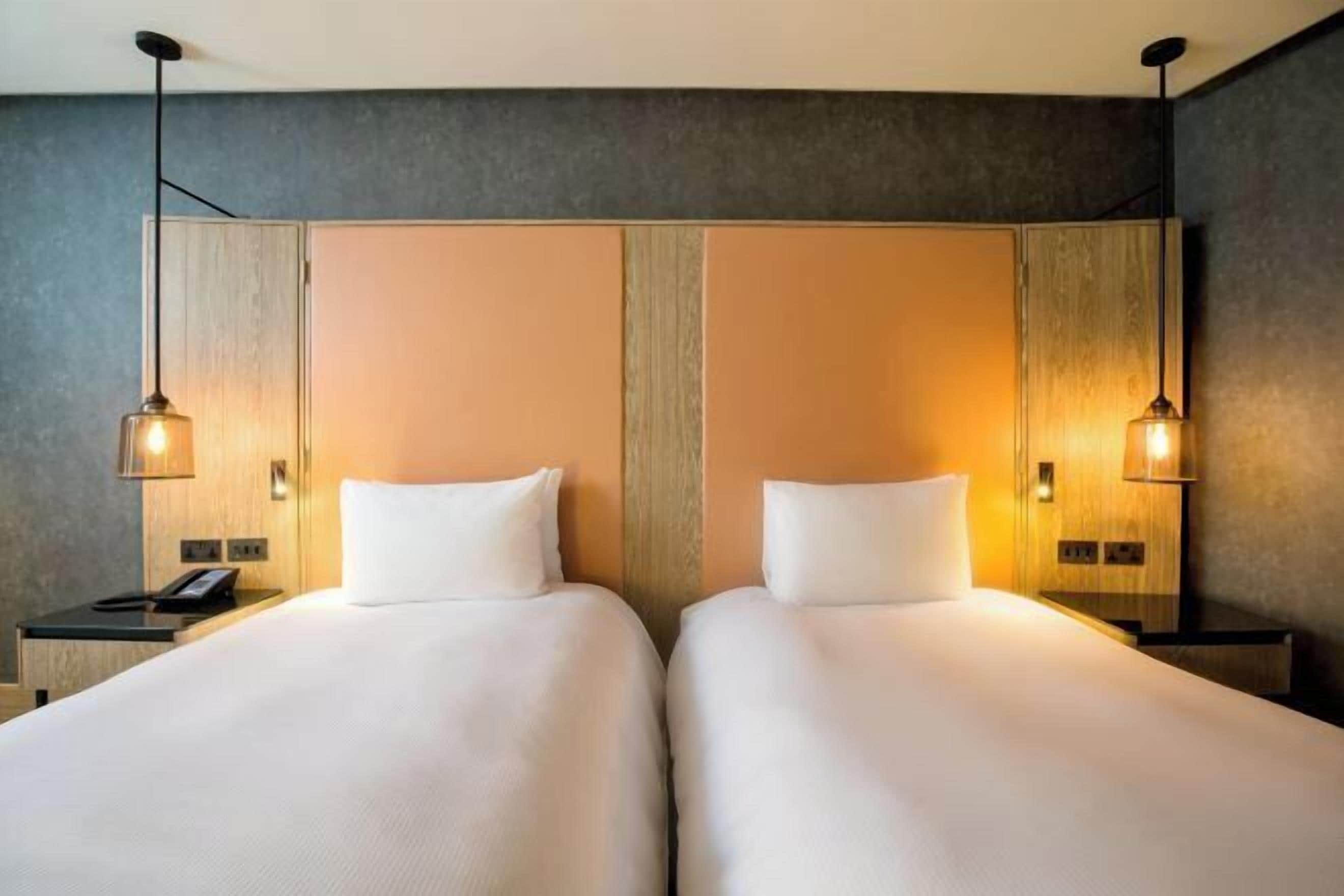 Ylelliset vuodevaatteet, tallelokero huoneessa, työpöytä