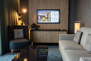 Suite ejecutiva, 1 habitación | Área de sala de estar | Televisión LED 