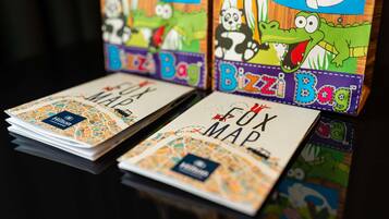 Una pila de libros 'Fox Map' con cubiertas coloridas que muestran animales de caricatura y el texto 'Bizzi Bag'.