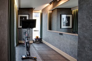 Chambre, 1 très grand lit (w/ Peloton Bike) | Literie de qualité, coffre-fort pour ordinateur portable, bureau