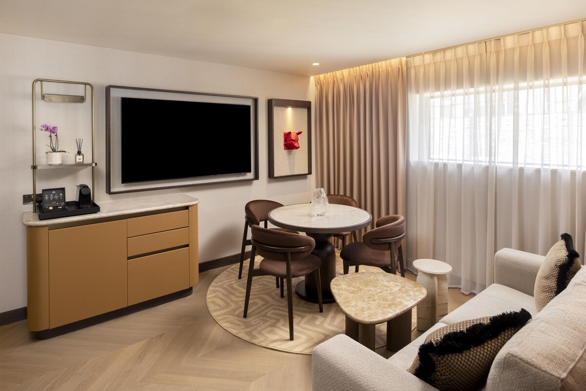 Premier Suite, 1 King Bed-Lounge Access | Living area | LED TV