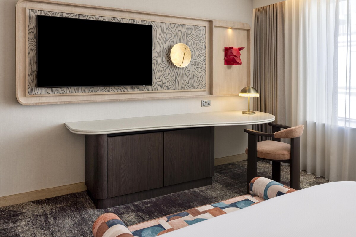 Premium Room, 1 King Bed | Premium bedding, in-room safe, desk, laptop workspace