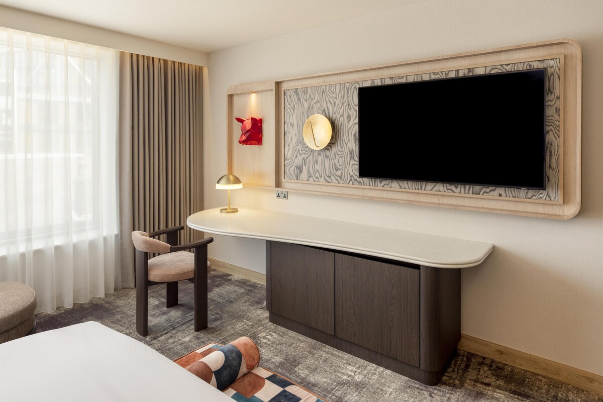 Premium bedding, in-room safe, desk, laptop workspace