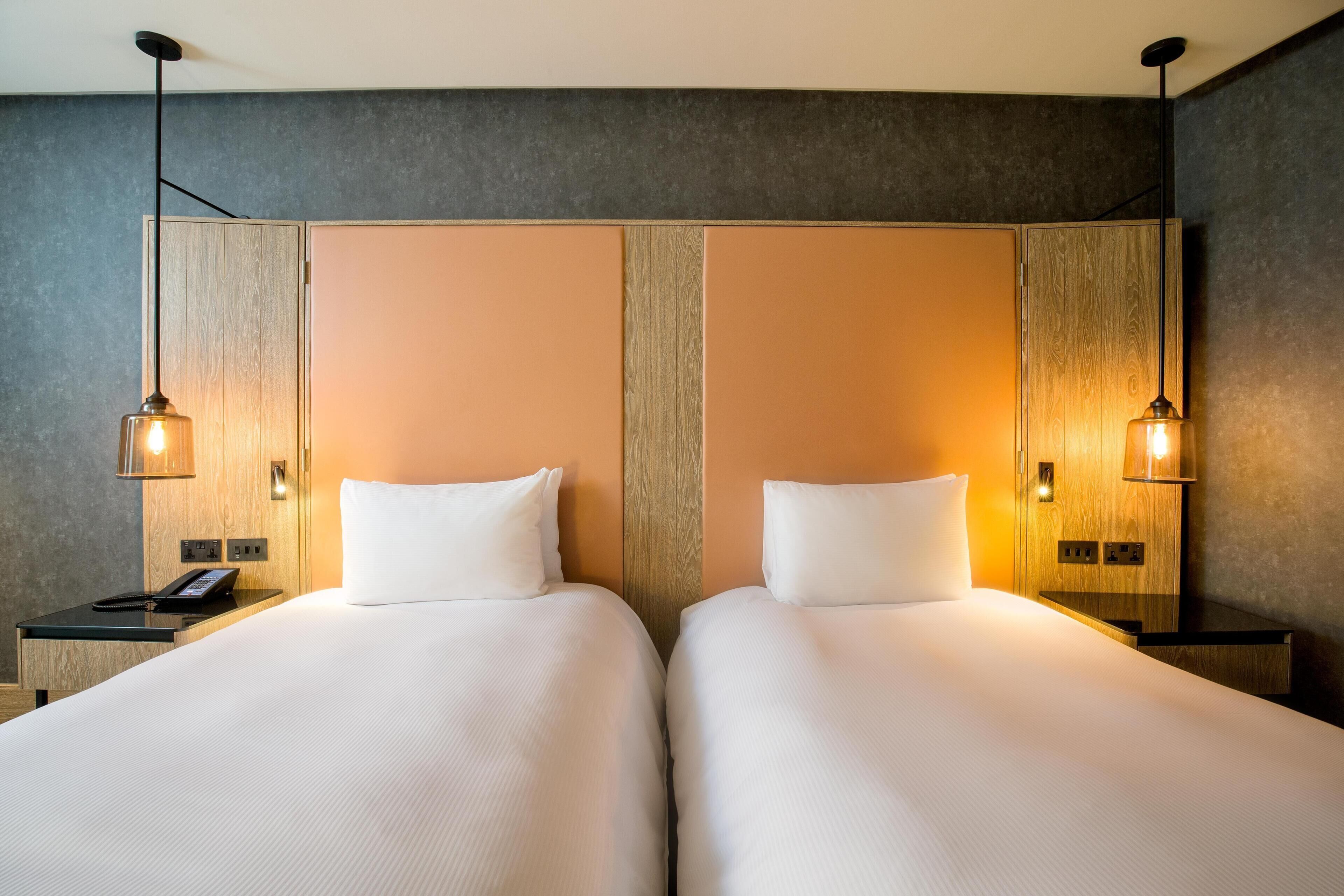 Luxe beddengoed, een kluis op de kamer, een bureau, een laptopwerkplek