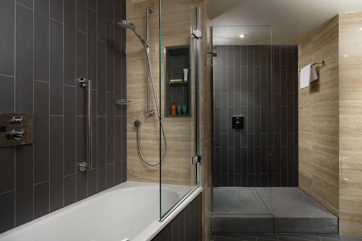 Suite exécutive, 1 trÚs grand lit | Salle de bain | Douche cascade, articles de toilette (gratuits), séchoir à cheveux