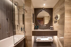 Douche à « effet pluie », articles de toilette gratuits, sèche-cheveux