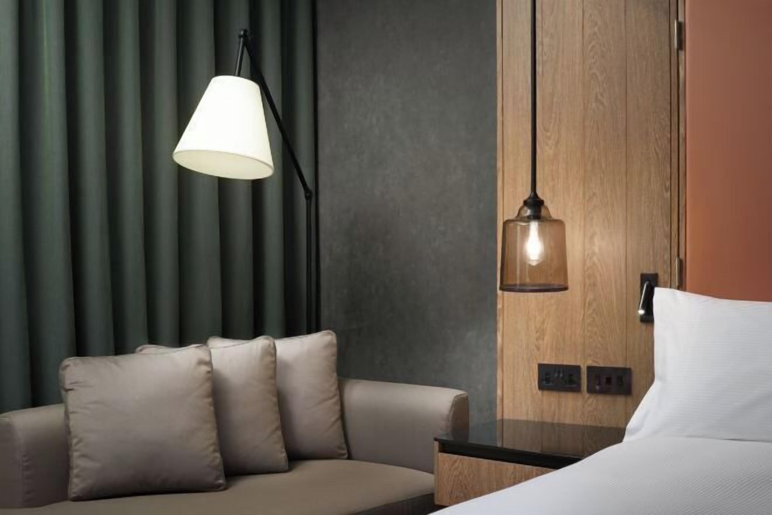 Ylelliset vuodevaatteet, tallelokero huoneessa, työpöytä