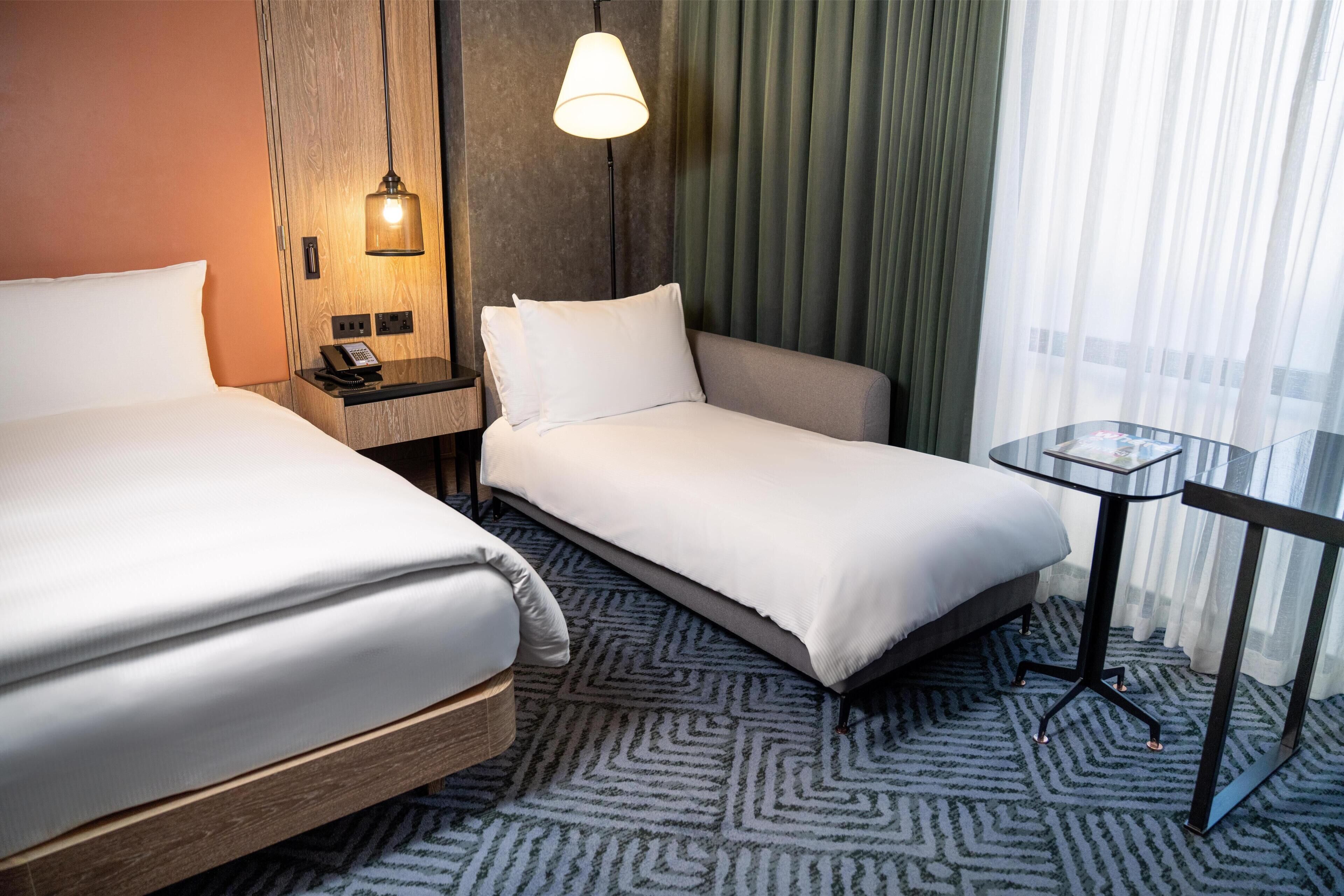 Kamer, 1 kingsize bed | Luxe beddengoed, een kluis op de kamer, een bureau, een laptopwerkplek