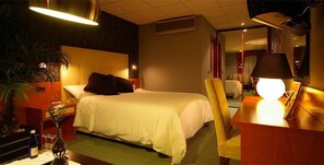 Minibar, coffres-forts dans les chambres, bureau, rideaux occultants
