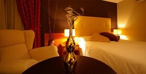 Minibar, coffres-forts dans les chambres, bureau, rideaux occultants
