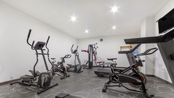 A gym with various exercise equipment including treadmills, stationary bikes, and elliptical machines. - Premier Inn Tuxtla (Tuxtla Gutierrez)