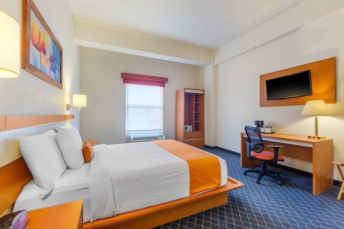 In-room safe, soundproofing, WiFi (free), alarm clocks