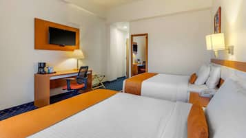 Quarto standard, 2 camas de casal, para não fumantes | Cofres nos quartos, quartos à prova de som, Wi-Fi de cortesia