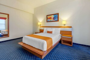 In-room safe, soundproofing, free WiFi, bed sheets - Sleep Inn Monclova (Monclova)