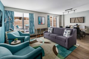 Rom – standard, 1 kingsize-seng med sovesofa, balkong | Oppholdsområde | En 50-tommers Flatskjerm-TV med kabel-kanaler samt TV