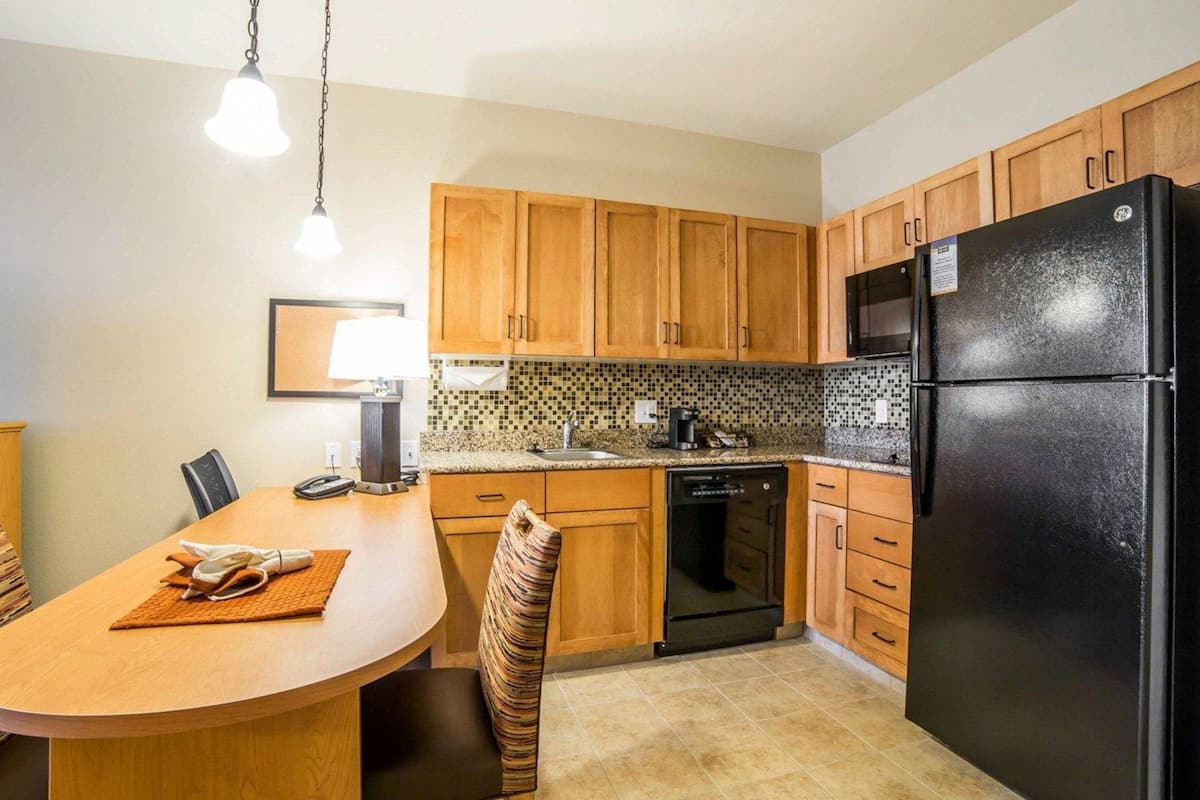 fridge, microwave, stovetop, dishwasher