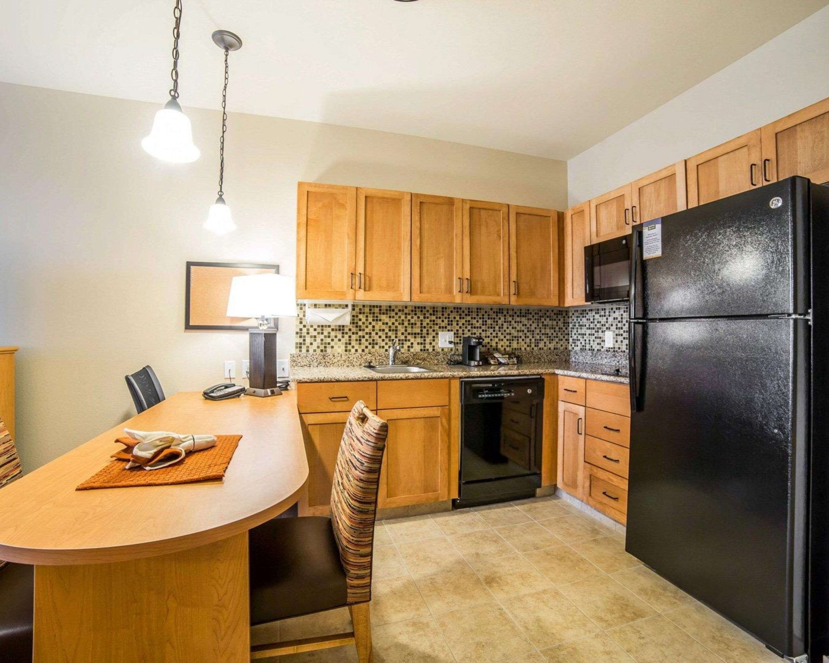 Roupas de cama premium, escrivaninha, ferros/tábuas de passar roupa