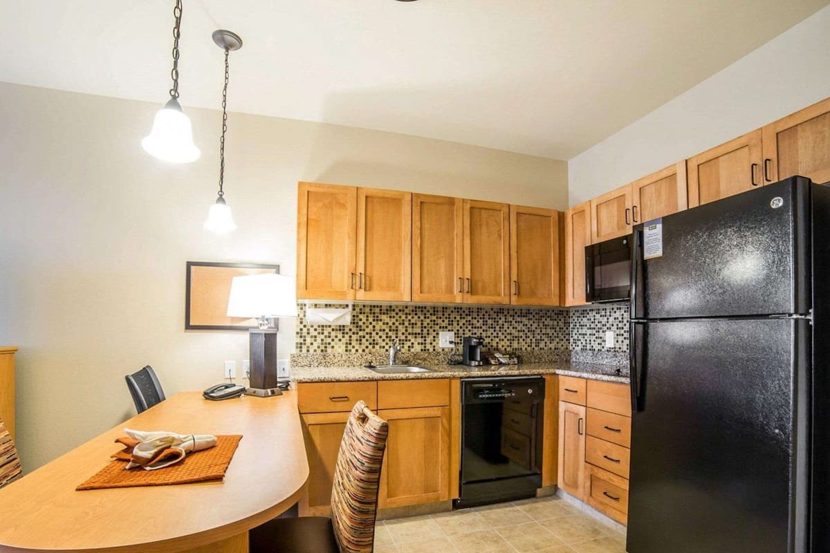 Roupas de cama premium, escrivaninha, ferros/tábuas de passar roupa