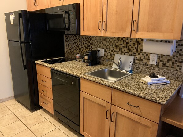 Suite, 2 camas Queen size | Cocineta privada | Refrigerador, microondas, parrilla de estufa y lavavajillas 