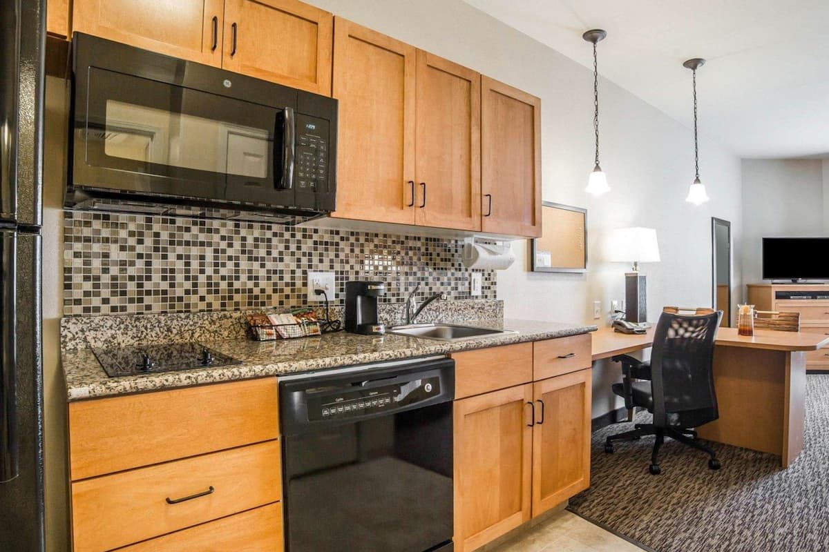 fridge, microwave, stovetop, dishwasher