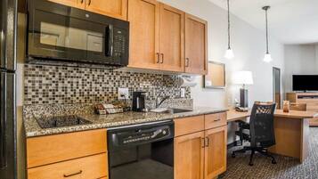 Een koelkast, een microgolfoven, een kookplaat, een vaatwasser