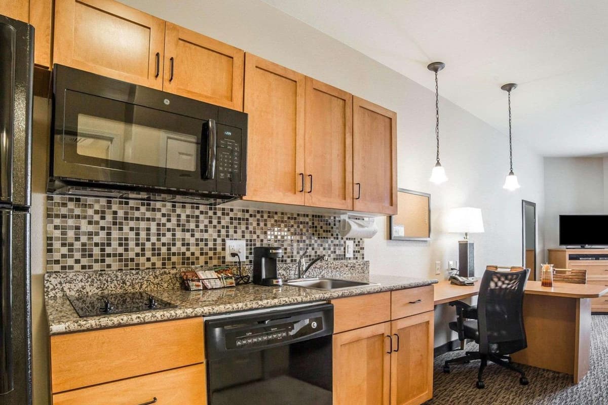 Roupas de cama premium, escrivaninha, ferros/tábuas de passar roupa