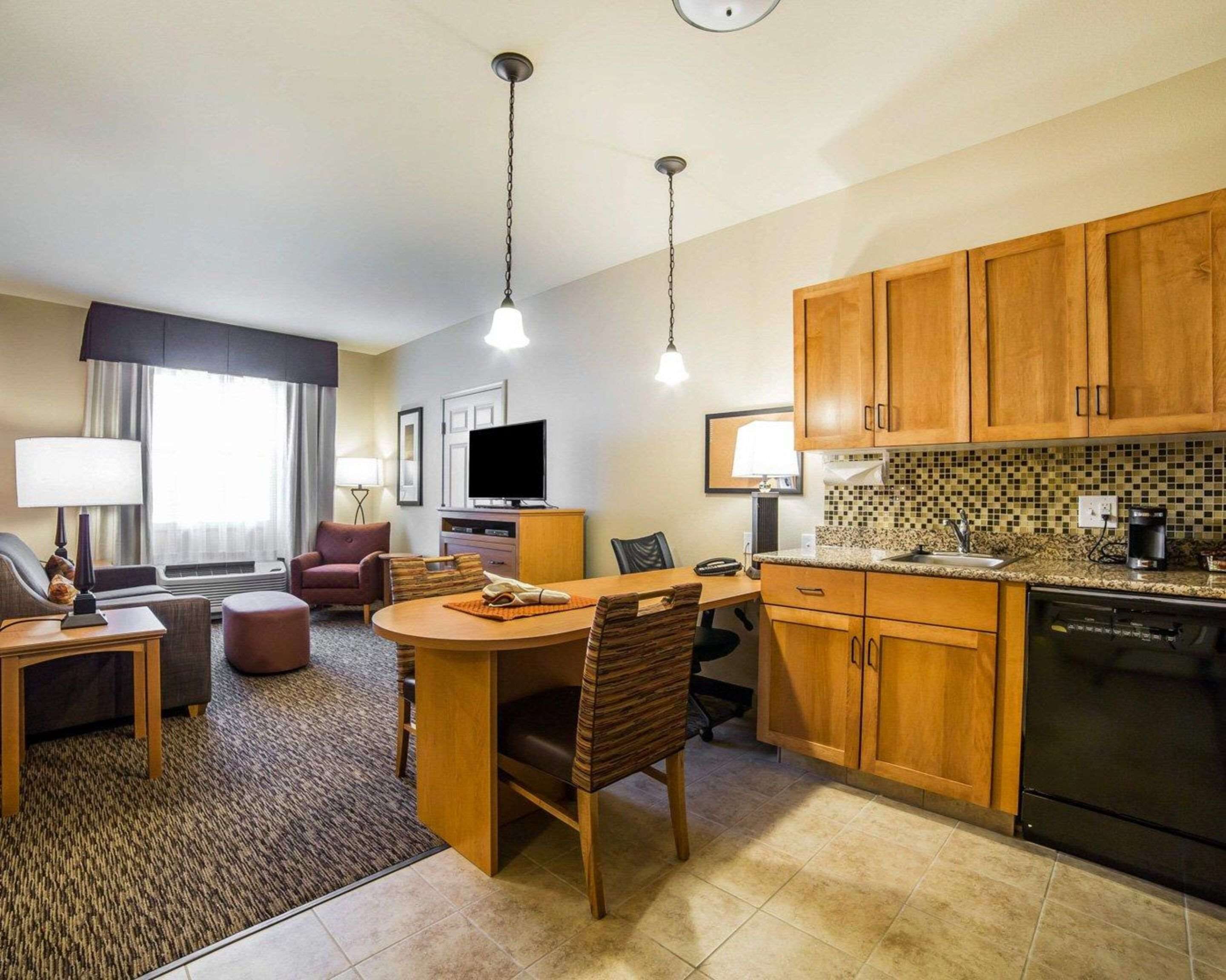 Suíte, 1 cama King e sofá-cama, para não fumantes | Roupas de cama premium, escrivaninha, ferros/tábuas de passar roupa