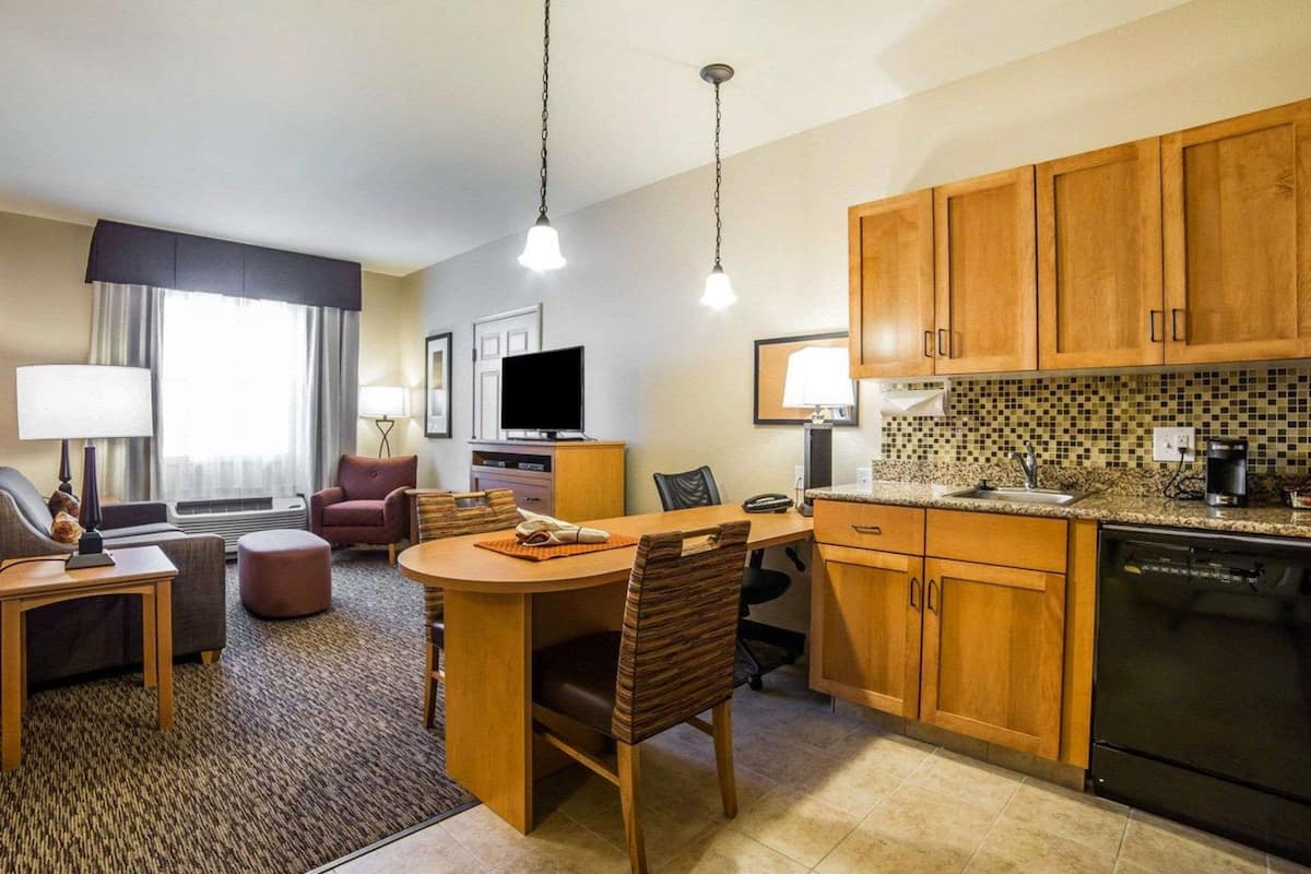 Suíte, 1 cama King e sofá-cama, para não fumantes | Roupas de cama premium, escrivaninha, ferros/tábuas de passar roupa