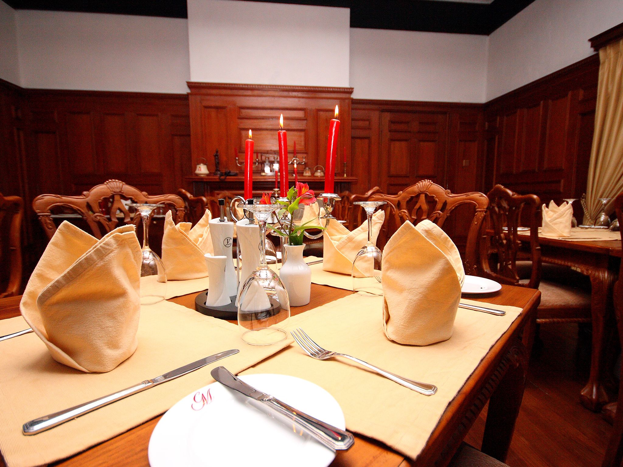 breakfast, lunch, dinner served; international cuisine