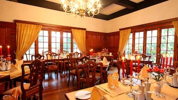 Breakfast, lunch, dinner served; international cuisine