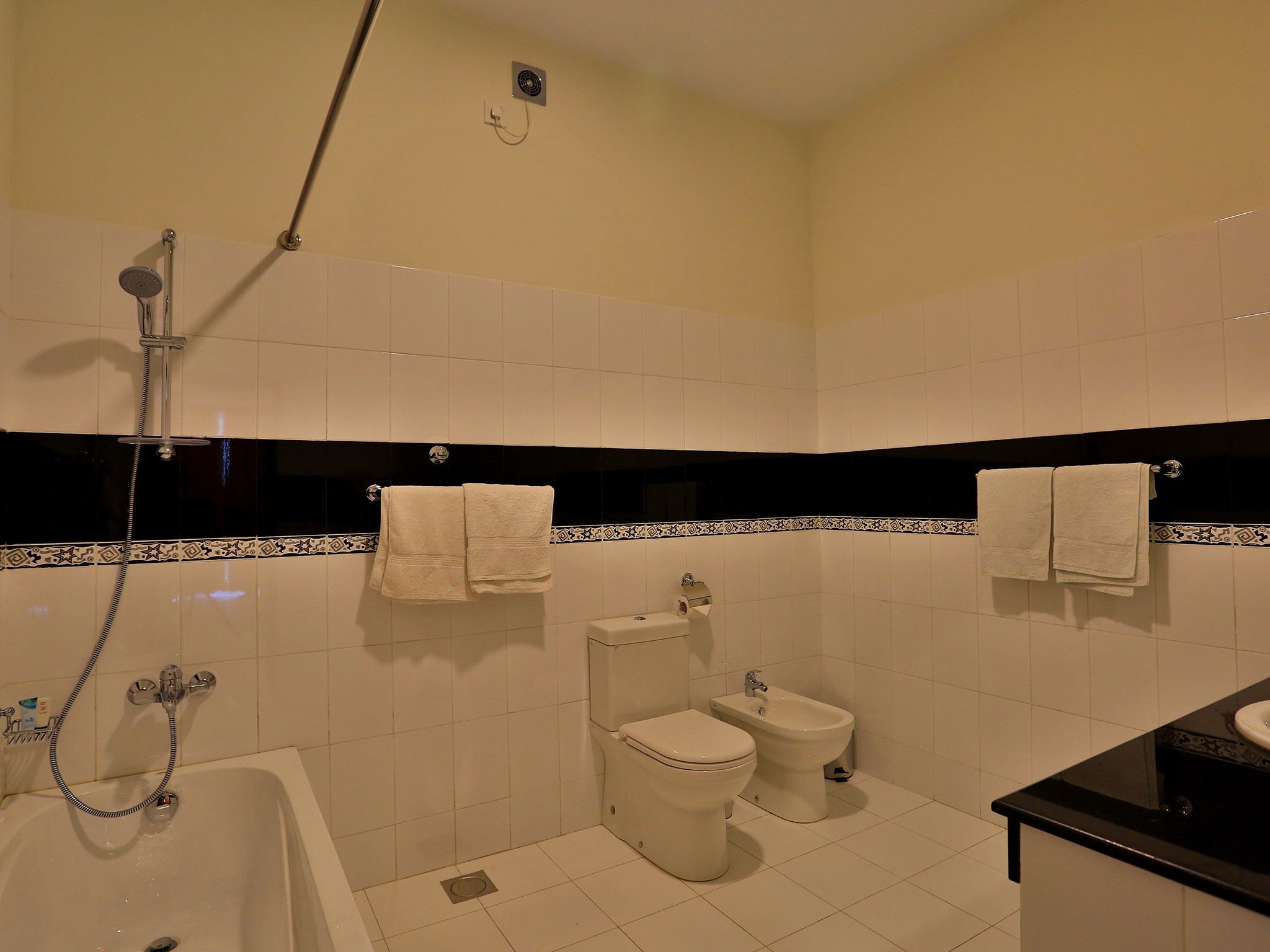 Un bagno con vasca, water, bidet e lavabo.