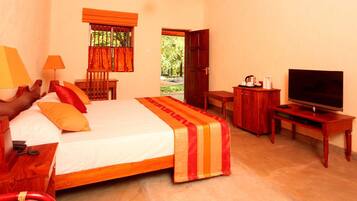 Deluxe Double Room, 1 King Bed, Accessible, Canal View | 1 bedroom, in-room safe, desk, soundproofing