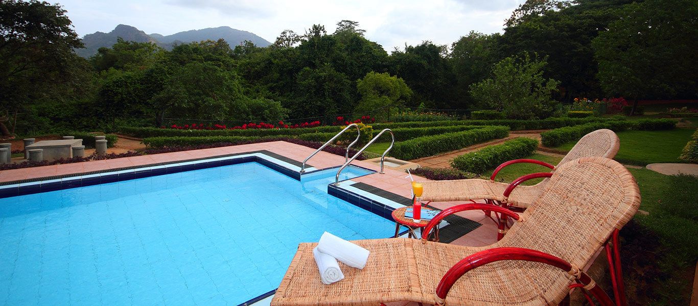 Piscine extérieure, chaises longues