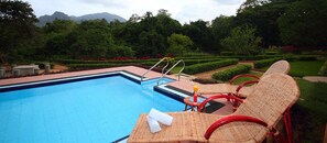 Outdoor pool, sun loungers - Governor's Gangula (Dambulla)