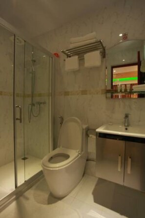 Superior Double Room, City View | Bathroom - Pine Lodge Maldives (Hulhumalé)
