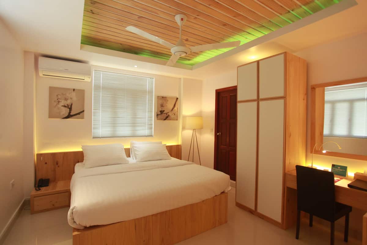 Bộ đồ giường cao cấp, minibar, két bảo mật tại phòng, bàn
